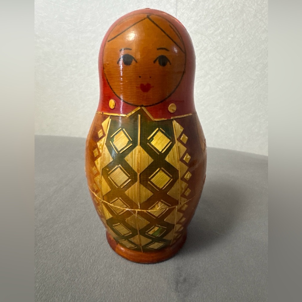 Vintage Matryoshka nesting dolls - includes 8 dolls/16 pieces